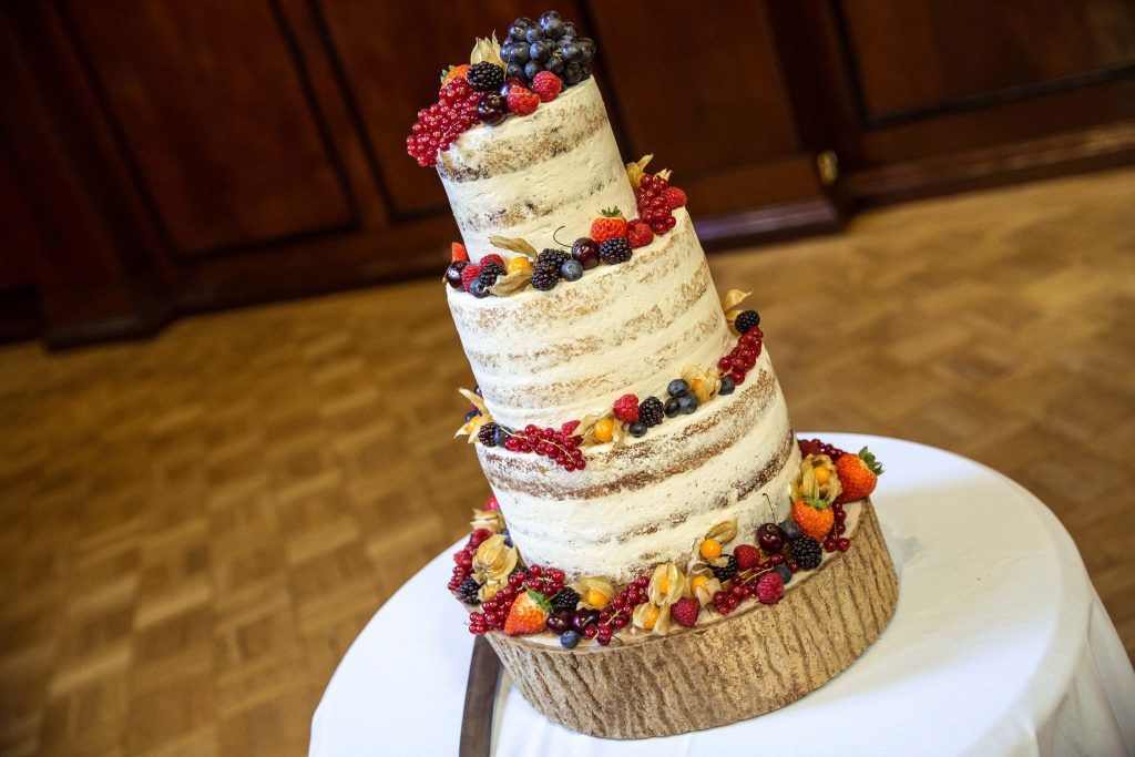 city of london and hertfordshire reportage wedding photographer, Merchant Taylors Hall wedding cake