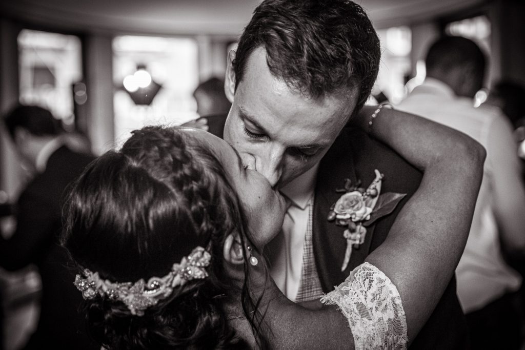 first dance kiss cambridge wedding